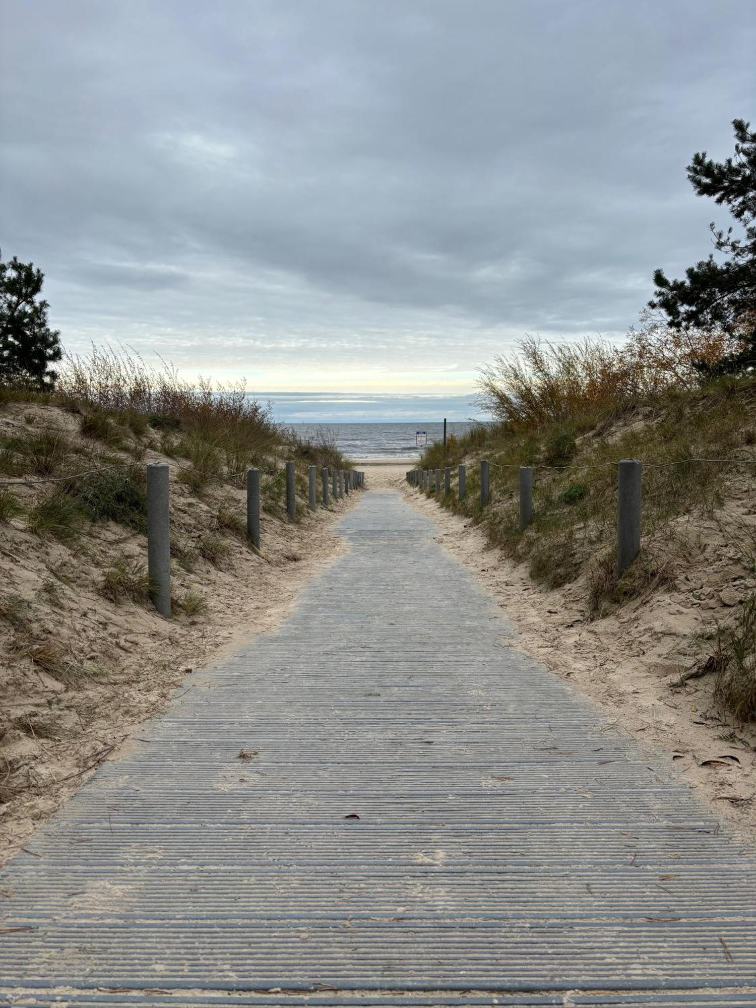 The Breeze Lejlighedshotel Heringsdorf  Eksteriør billede The boardwalk at the beach